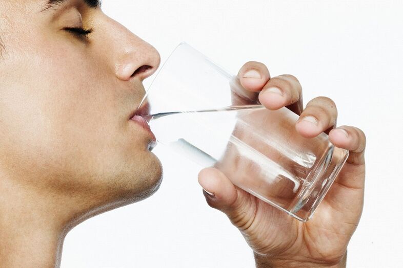 ένας άντρας πίνει 7 κιλά νερό για απώλεια βάρους την εβδομάδα