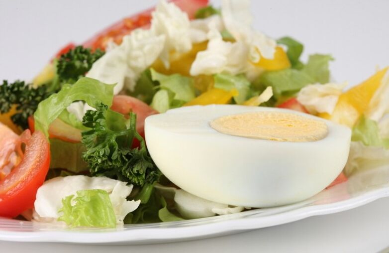 Σαλάτα φρέσκων λαχανικών με βραστό αυγό στο μενού δίαιτας Maggi