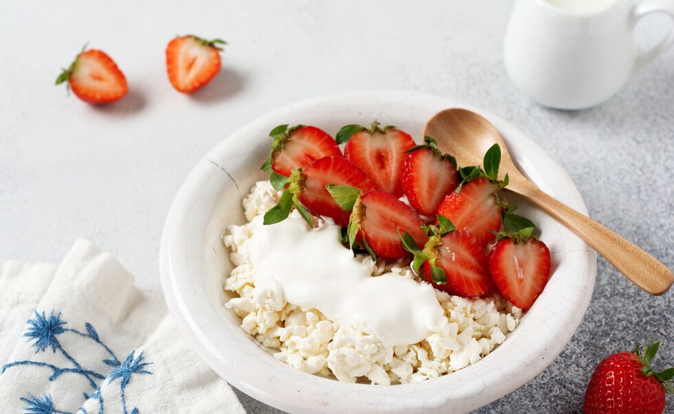 Τυρί κότατζ με φράουλες - ένα υγιεινό πρωινό για όσους θέλουν να χάσουν βάρος